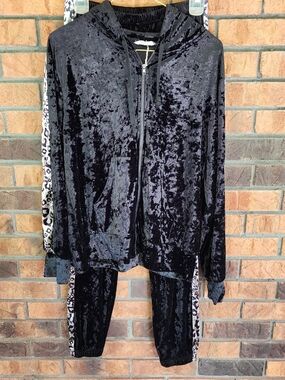 Main Strip Crushed Velvet Hoodie Track Set in Cream and Black